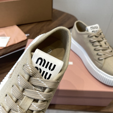 Miu Miu26ss 春夏新款饼干底休闲板鞋自带元气氛围感的懒人本命板鞋来啦!设计上采用利落的系带版型 Miu Miu26ss 春夏新款饼干底休闲板鞋自带元气氛围感的懒人本命板鞋来啦!设计上采用利落的系带版型