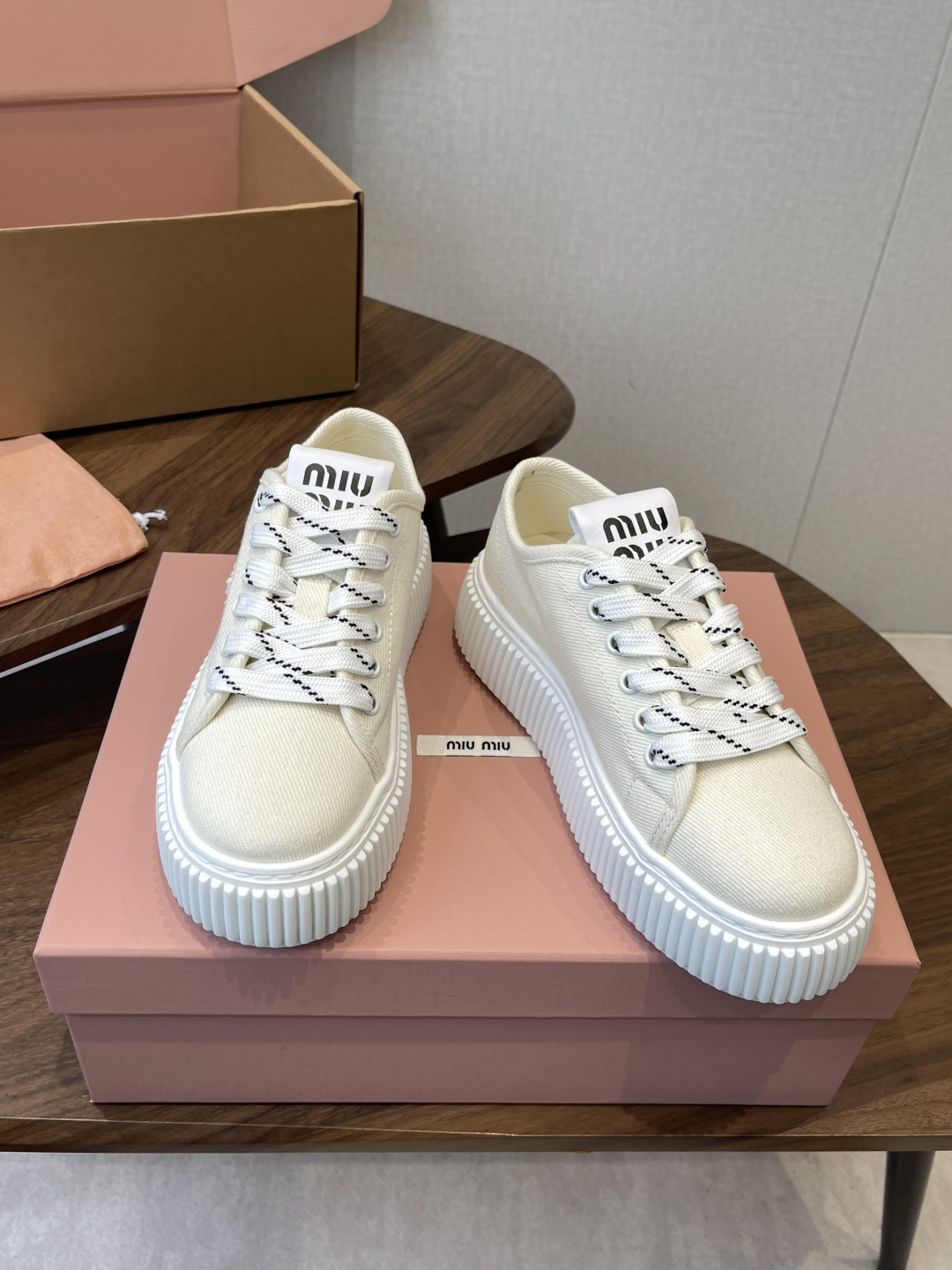 Miu Miu26ss 春夏新款饼干底休闲板鞋自带元气氛围感的懒人本命板鞋来啦!设计上采用利落的系带版型 Miu Miu26ss 春夏新款饼干底休闲板鞋自带元气氛围感的懒人本命板鞋来啦!设计上采用利落的系带版型