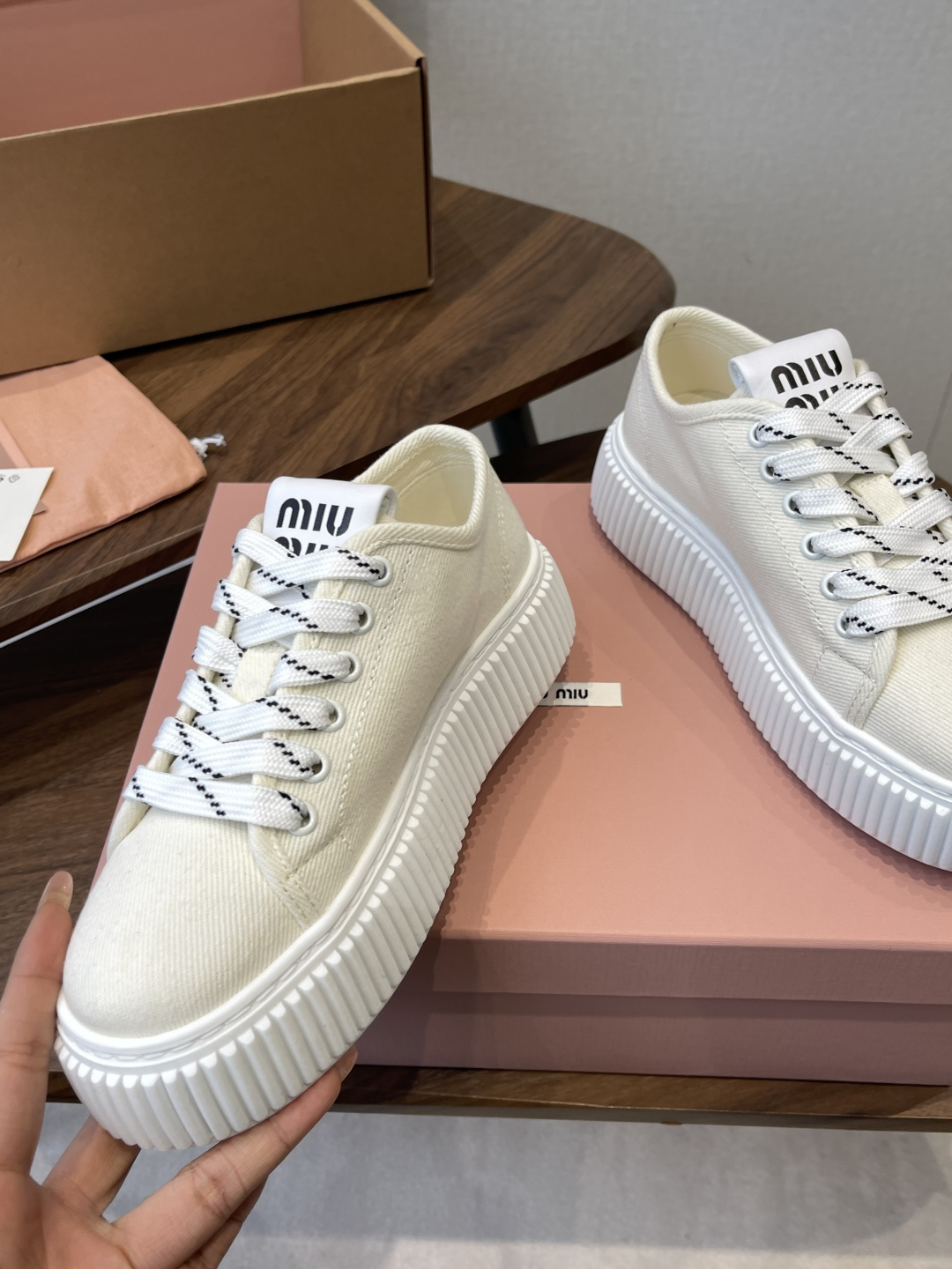 Miu Miu26ss 春夏新款饼干底休闲板鞋自带元气氛围感的懒人本命板鞋来啦!设计上采用利落的系带版型 Miu Miu26ss 春夏新款饼干底休闲板鞋自带元气氛围感的懒人本命板鞋来啦!设计上采用利落的系带版型
