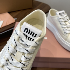 Miu Miu26ss 春夏新款饼干底休闲板鞋自带元气氛围感的懒人本命板鞋来啦!设计上采用利落的系带版型 Miu Miu26ss 春夏新款饼干底休闲板鞋自带元气氛围感的懒人本命板鞋来啦!设计上采用利落的系带版型