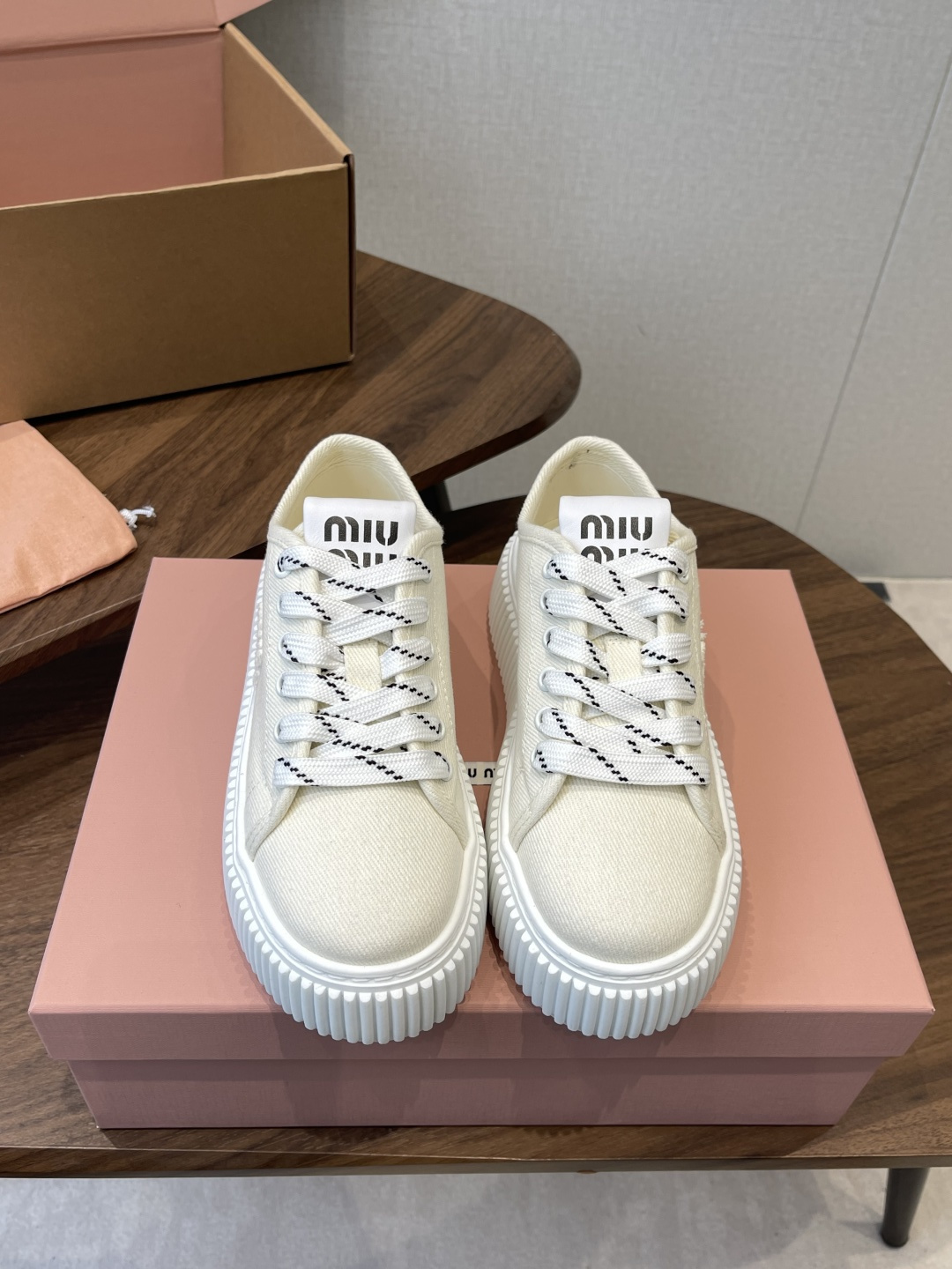 Miu Miu26ss 春夏新款饼干底休闲板鞋自带元气氛围感的懒人本命板鞋来啦！设计上采用利落的系带版型