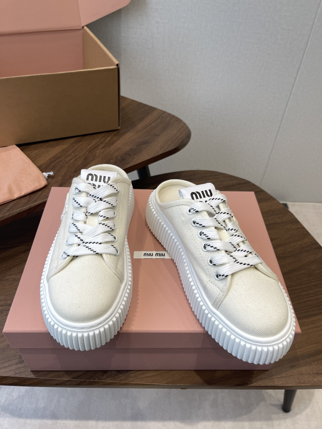 Miu Miu26ss 春夏新款饼干底休闲板鞋自带元气氛围感的懒人本命板鞋来啦！设计上采用利落的系带版型