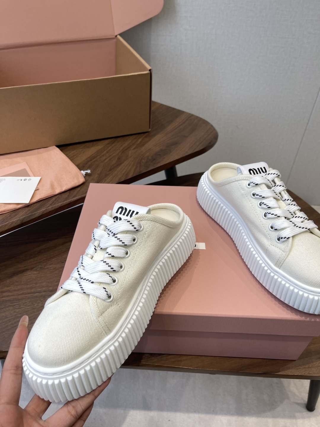 Miu Miu26ss 春夏新款饼干底休闲板鞋自带元气氛围感的懒人本命板鞋来啦！设计上采用利落的系带版型