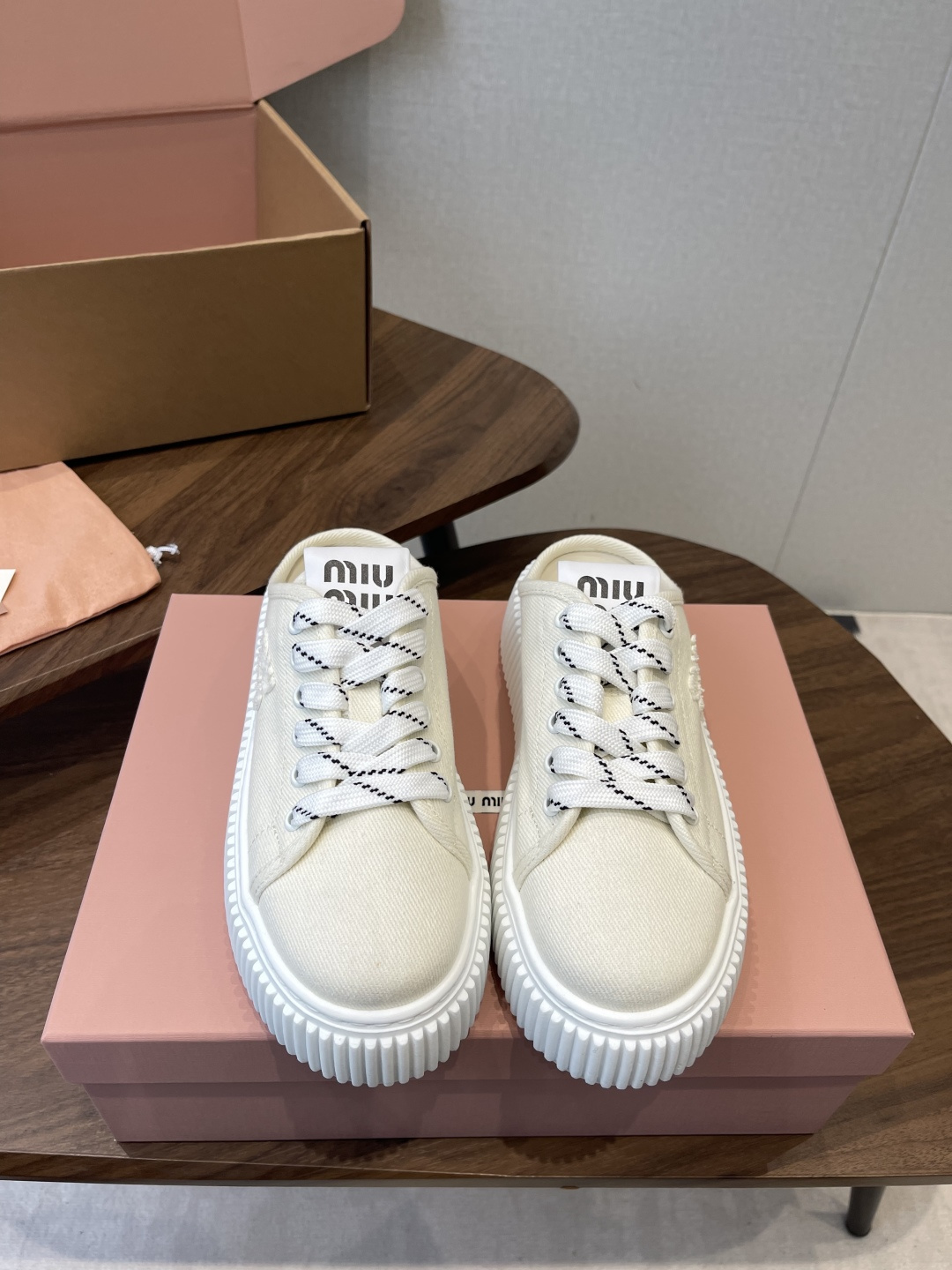 Miu Miu26ss 春夏新款饼干底休闲板鞋自带元气氛围感的懒人本命板鞋来啦！设计上采用利落的系带版型