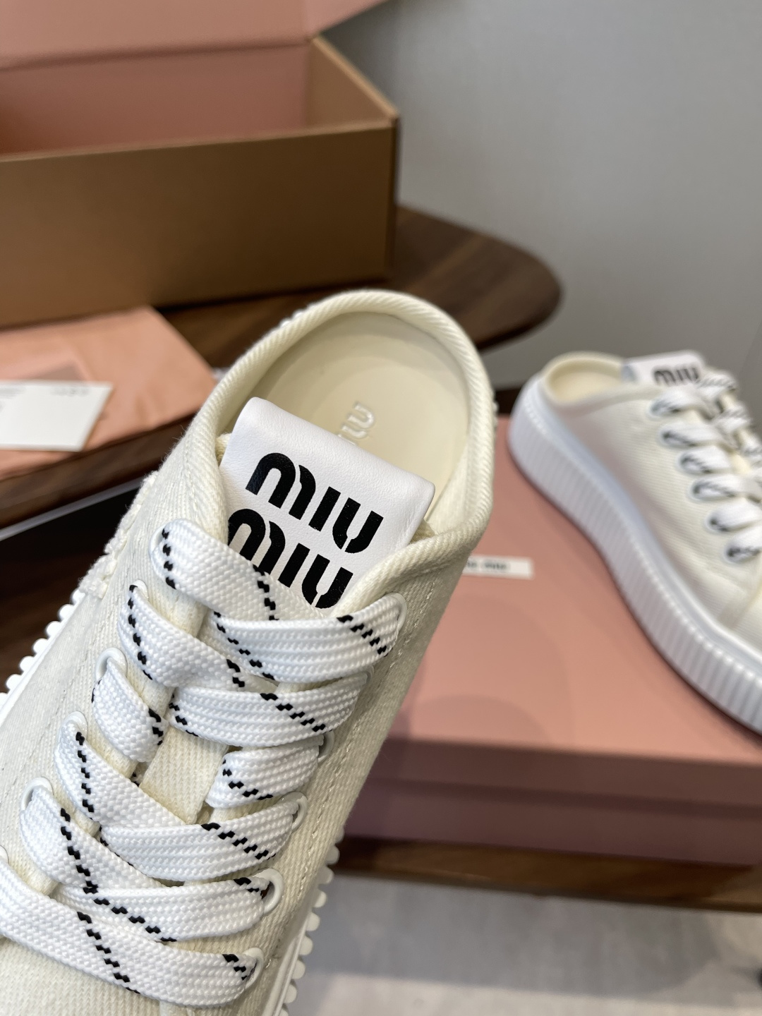 Miu Miu26ss 春夏新款饼干底休闲板鞋自带元气氛围感的懒人本命板鞋来啦！设计上采用利落的系带版型
