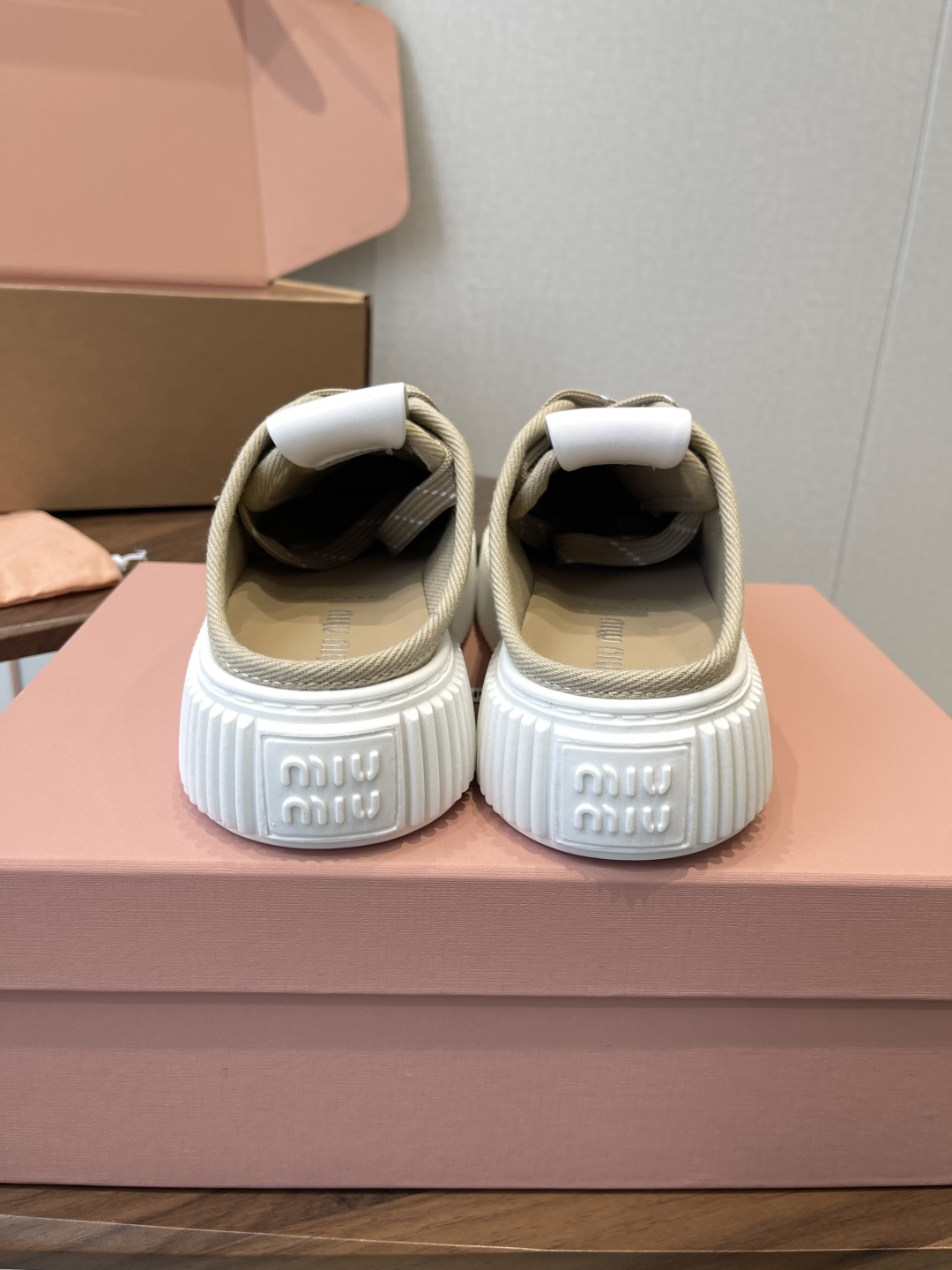 Miu Miu26ss 春夏新款饼干底休闲板鞋自带元气氛围感的懒人本命板鞋来啦!设计上采用利落的系带版型 Miu Miu26ss 春夏新款饼干底休闲板鞋自带元气氛围感的懒人本命板鞋来啦!设计上采用利落的系带版型