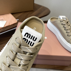 Miu Miu26ss 春夏新款饼干底休闲板鞋自带元气氛围感的懒人本命板鞋来啦!设计上采用利落的系带版型 Miu Miu26ss 春夏新款饼干底休闲板鞋自带元气氛围感的懒人本命板鞋来啦!设计上采用利落的系带版型