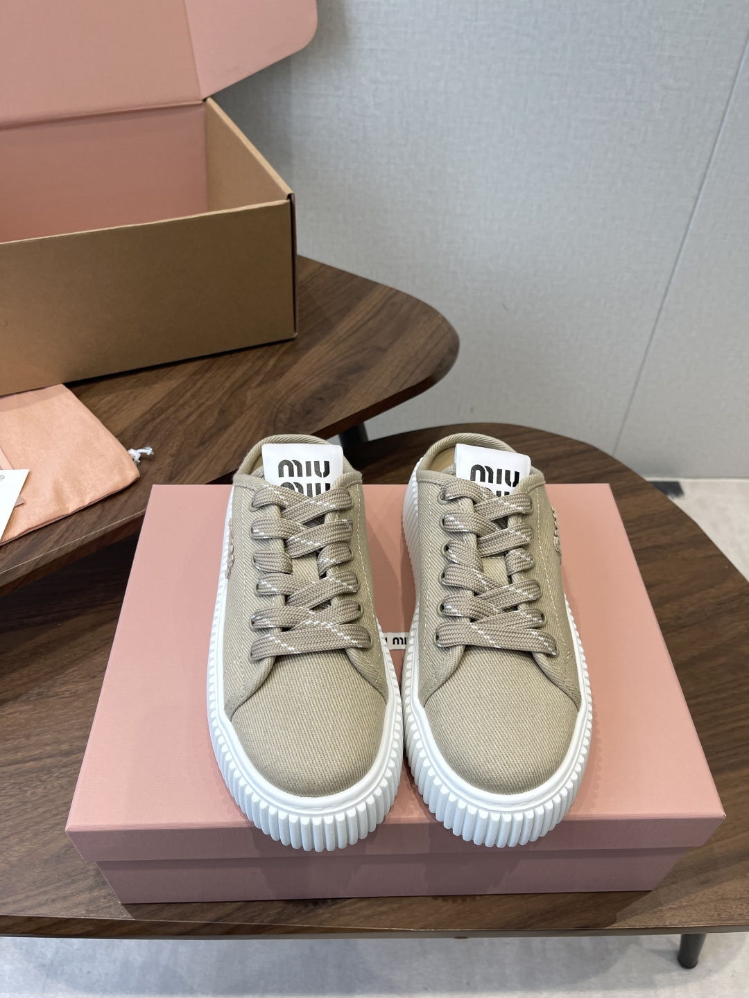 Miu Miu26ss 春夏新款饼干底休闲板鞋自带元气氛围感的懒人本命板鞋来啦！设计上采用利落的系带版型
