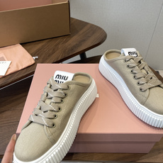 Miu Miu26ss 春夏新款饼干底休闲板鞋自带元气氛围感的懒人本命板鞋来啦!设计上采用利落的系带版型 Miu Miu26ss 春夏新款饼干底休闲板鞋自带元气氛围感的懒人本命板鞋来啦!设计上采用利落的系带版型