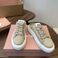 Miu Miu26ss 春夏新款饼干底休闲板鞋自带元气氛围感的懒人本命板鞋来啦!设计上采用利落的系带版型 Miu Miu26ss 春夏新款饼干底休闲板鞋自带元气氛围感的懒人本命板鞋来啦!设计上采用利落的系带版型