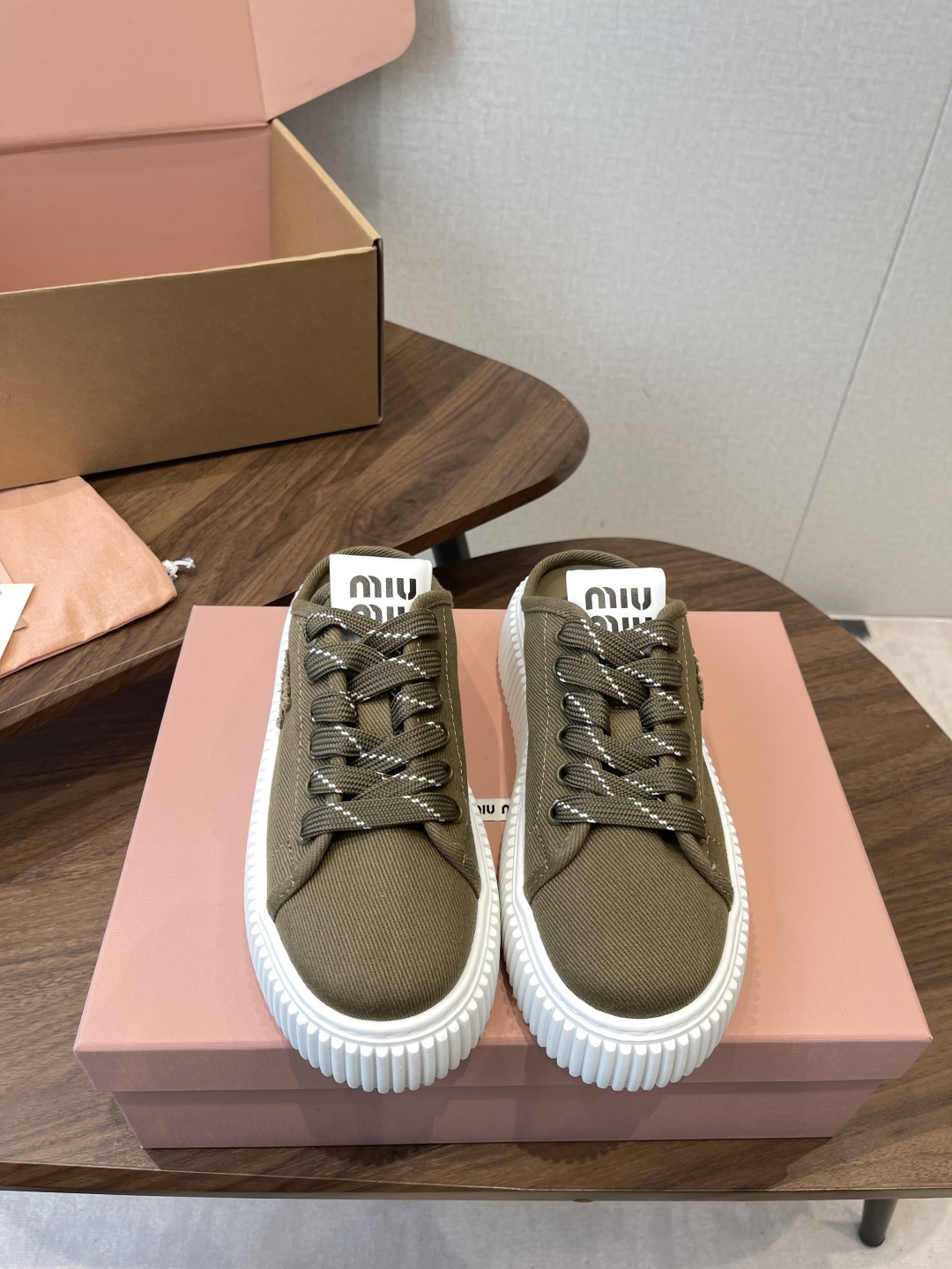 NO:814980,Miu Miu26ss new biscuit-soled casual sneakers for spring and summer. Lazy natal sneakers with a sense of vitality are here!  The design adopts a neat lace-up style, paired with the iconic biscuit thick sole, the lines are simple and self-recognizable, and the letter logo on the tongue adds a memory point to the basic model, which is simple but refined. It can be called an all-rounder when paired with casual shorts for daily outings, lazy dresses, or casual wide-leg pants.  Upper original cloth, inner lining, TPU outsole, heel height 4.5cm, size 35-40 (customized size 40 is not returnable) 82, casual shoes/sports shoes, miumiu, sneakers, skirts, shorts19860909Miu Miu26ss 春夏新款饼干底休闲板鞋 自带元气氛围感的懒人本命板鞋来啦！设计上采用利落的系带版型,搭配标志性的饼干厚底,线条简约又自带辨识度,鞋舌的字母标识为基础款增添了记忆点,简约却不失精致感. 搭配上堪称万能选手,无论是日常出门的休闲短裤、慵懒风的连衣裙,还是随性的阔腿裤,都能轻松适配,轻松穿出随性又时髦的日常感,不管是逛街、通勤还是短途出行,都能hold住各种场景. 鞋面原版布面 内里布里 大底TPU大底 跟高4.5cm size35-40码（40码定制不退换）82,休闲鞋/运动鞋,miumiu,sneakers,skirts,shorts,Women's Shoes
