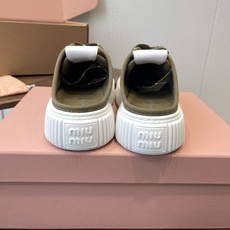 Miu Miu26ss 春夏新款饼干底休闲板鞋自带元气氛围感的懒人本命板鞋来啦!设计上采用利落的系带版型 Miu Miu26ss 春夏新款饼干底休闲板鞋自带元气氛围感的懒人本命板鞋来啦!设计上采用利落的系带版型