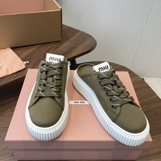 Miu Miu26ss 春夏新款饼干底休闲板鞋自带元气氛围感的懒人本命板鞋来啦!设计上采用利落的系带版型 Miu Miu26ss 春夏新款饼干底休闲板鞋自带元气氛围感的懒人本命板鞋来啦!设计上采用利落的系带版型