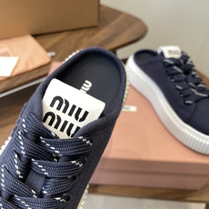 Miu Miu26ss 春夏新款饼干底休闲板鞋自带元气氛围感的懒人本命板鞋来啦!设计上采用利落的系带版型 Miu Miu26ss 春夏新款饼干底休闲板鞋自带元气氛围感的懒人本命板鞋来啦!设计上采用利落的系带版型