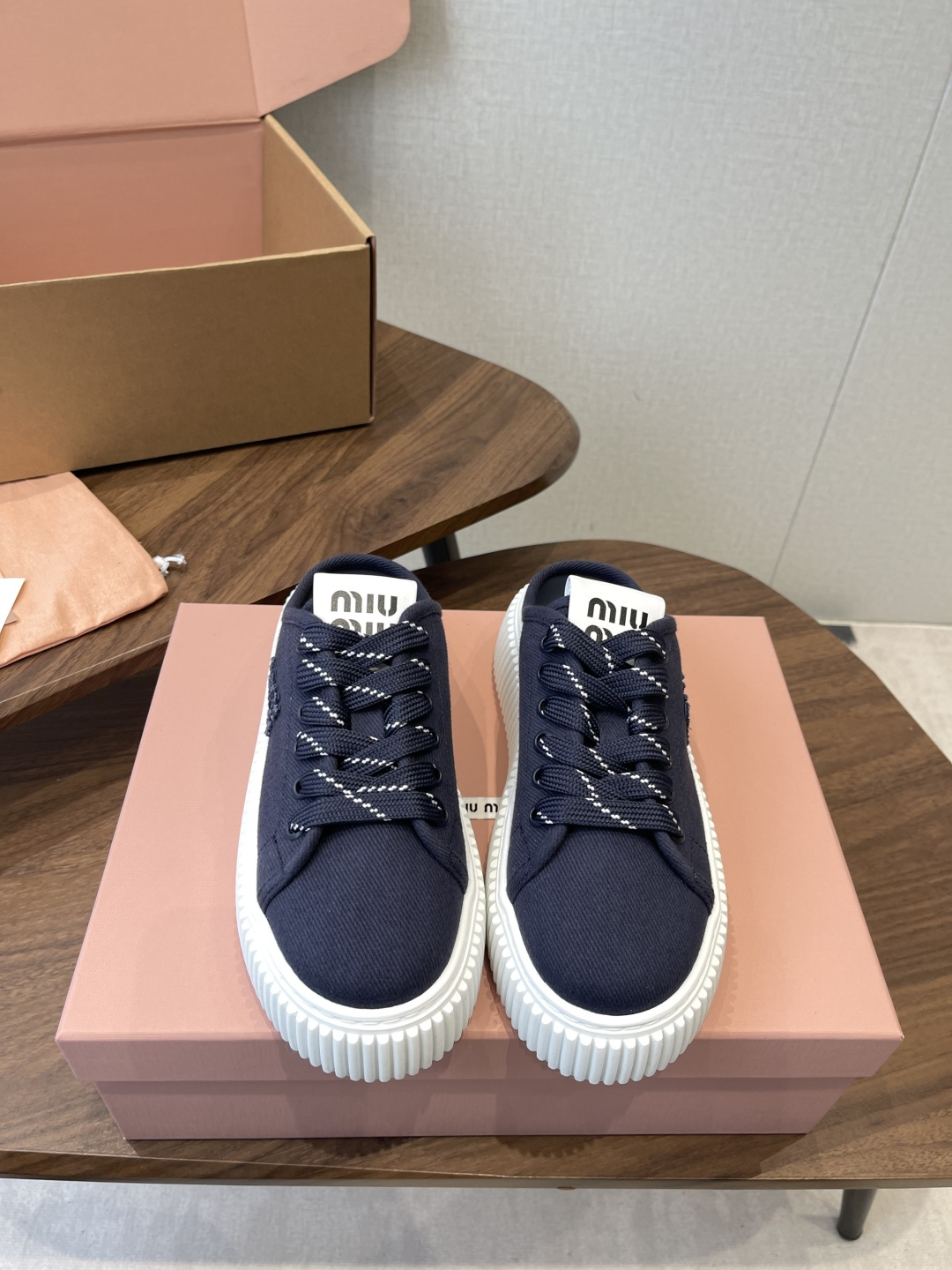 NO:814983,Miu Miu26ss new biscuit-soled casual sneakers for spring and summer. Lazy natal sneakers with a sense of vitality are here!  The design adopts a neat lace-up style, paired with the iconic biscuit thick sole, the lines are simple and self-recognizable, and the letter logo on the tongue adds a memory point to the basic model, which is simple but refined. It can be called an all-rounder when paired with casual shorts for daily outings, lazy dresses, or casual wide-leg pants.  Original cloth upper, lining and lining, TPU outsole, heel height 4.5cm, size 35-40 (customized size 40 is not returnable), casual shoes/sports shoes, miumiu, sneakers, skirts, shorts19860909Miu Miu26ss 春夏新款饼干底休闲板鞋 自带元气氛围感的懒人本命板鞋来啦！设计上采用利落的系带版型,搭配标志性的饼干厚底,线条简约又自带辨识度,鞋舌的字母标识为基础款增添了记忆点,简约却不失精致感. 搭配上堪称万能选手,无论是日常出门的休闲短裤、慵懒风的连衣裙,还是随性的阔腿裤,都能轻松适配,轻松穿出随性又时髦的日常感,不管是逛街、通勤还是短途出行,都能hold住各种场景. 鞋面原版布面 内里布里 大底TPU大底 跟高4.5cm size35-40码（40码定制不退换）,休闲鞋/运动鞋,miumiu,sneakers,skirts,shorts,Women's Shoes