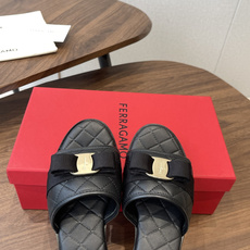莞产菲拉格慕(Ferragamo)Vara蝴蝶结菱格凉拖这是菲拉格慕以经典Vara蝴蝶结为核心元素打造的 莞产菲拉格慕(Ferragamo)Vara蝴蝶结菱格凉拖这是菲拉格慕以经典Vara蝴蝶结为核心元素打造的