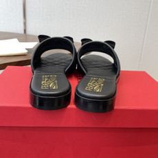 莞产菲拉格慕(Ferragamo)Vara蝴蝶结菱格凉拖这是菲拉格慕以经典Vara蝴蝶结为核心元素打造的 莞产菲拉格慕(Ferragamo)Vara蝴蝶结菱格凉拖这是菲拉格慕以经典Vara蝴蝶结为核心元素打造的
