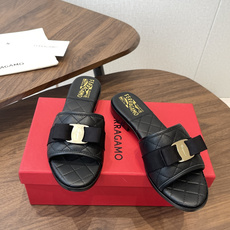 莞产菲拉格慕(Ferragamo)Vara蝴蝶结菱格凉拖这是菲拉格慕以经典Vara蝴蝶结为核心元素打造的 莞产菲拉格慕(Ferragamo)Vara蝴蝶结菱格凉拖这是菲拉格慕以经典Vara蝴蝶结为核心元素打造的