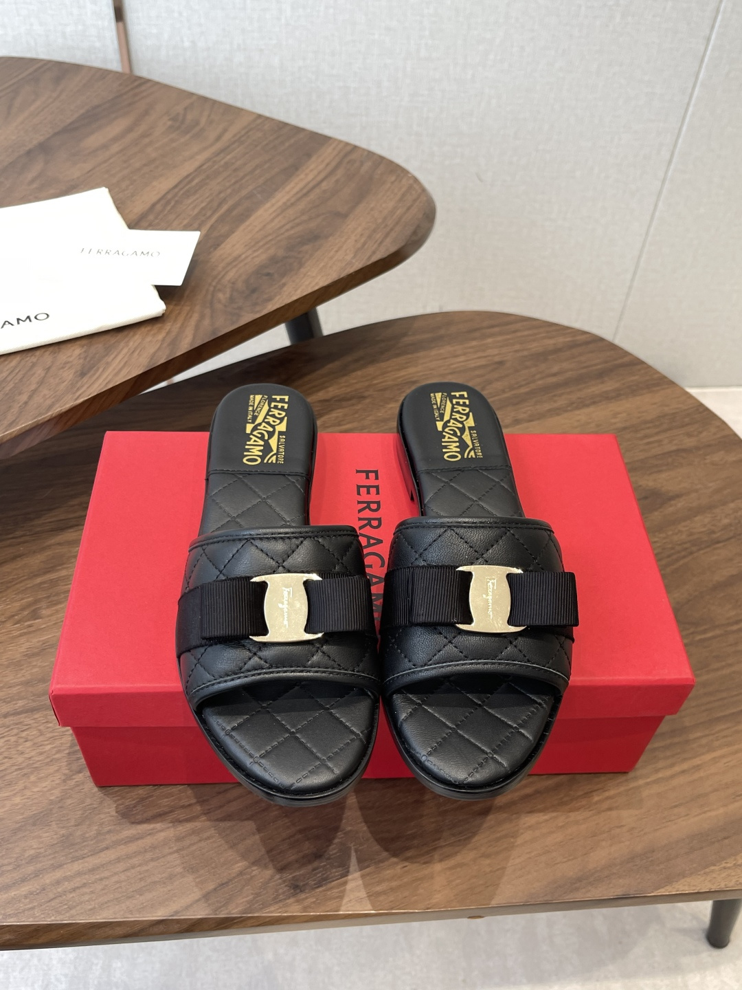 莞产菲拉格慕（Ferragamo）Vara蝴蝶结菱格凉拖这是菲拉格慕以经典Vara蝴蝶结为核心元素打造的