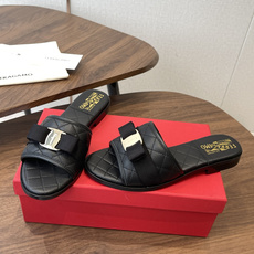 莞产菲拉格慕(Ferragamo)Vara蝴蝶结菱格凉拖这是菲拉格慕以经典Vara蝴蝶结为核心元素打造的 莞产菲拉格慕(Ferragamo)Vara蝴蝶结菱格凉拖这是菲拉格慕以经典Vara蝴蝶结为核心元素打造的