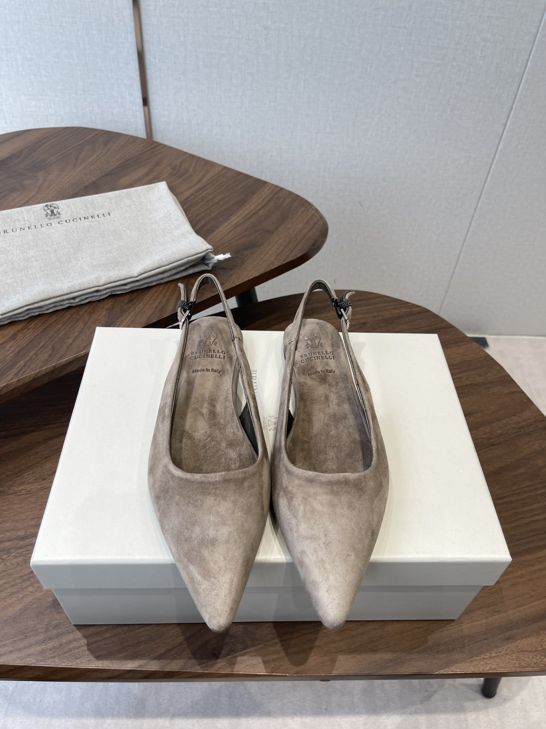 NO:815012,BrunelloCucinell*·BC 26ss spring and summer high-heeled square-toe sandals. Square-toe shoes are always very feminine, elegant, refined, not hasty or slow, and have a kind of temperament that many loafers cannot match. But if pointed-toe high-heeled shoes are tired after wearing them for a long time, then a pair of square-toe flat shoes that are easy to wear and look good are just needed. Imported cowhide, fine leather, foot feel is very important. Needless to say, there is no need to say more. Women know the importance of a good pair of shoes to avoid all kinds of friction and wear on the feet.  Delicate texture is a must. Material: imported suede. Foot pads: sheepskin. Outsole: genuine leather sole imported from Italy. Size#35-41 (40-41 custom-made, non-refundable), sandals, brunello cucinelli, loafers, sandals, flats, high heels, cowhide, sheepskin, chamois leather19860909BrunelloCucinell*·BC 26ss春夏高跟方头凉鞋 方头鞋一贯是很有女人味的 优雅 精致不急不缓 是有一种气质的这是很多乐福鞋比拟不了的 但是如果尖头高跟鞋穿久了累 那么一双好穿好看的方头平底鞋就是刚需了 进口牛皮 皮质细腻 脚感很重要 这个不需要多说 女人太懂一双好鞋的重要性了 避免各种摩擦磨脚 细腻的质感就是必须要有的 材质:进口麂皮 垫脚:羊皮 大底:意大利进口真皮底 Size#35-41（40 41订做不退换）,凉鞋,brunello cucinelli,loafers,sandals,flats,high heels,cowhide,sheepskin,chamois leather,Women's Shoes