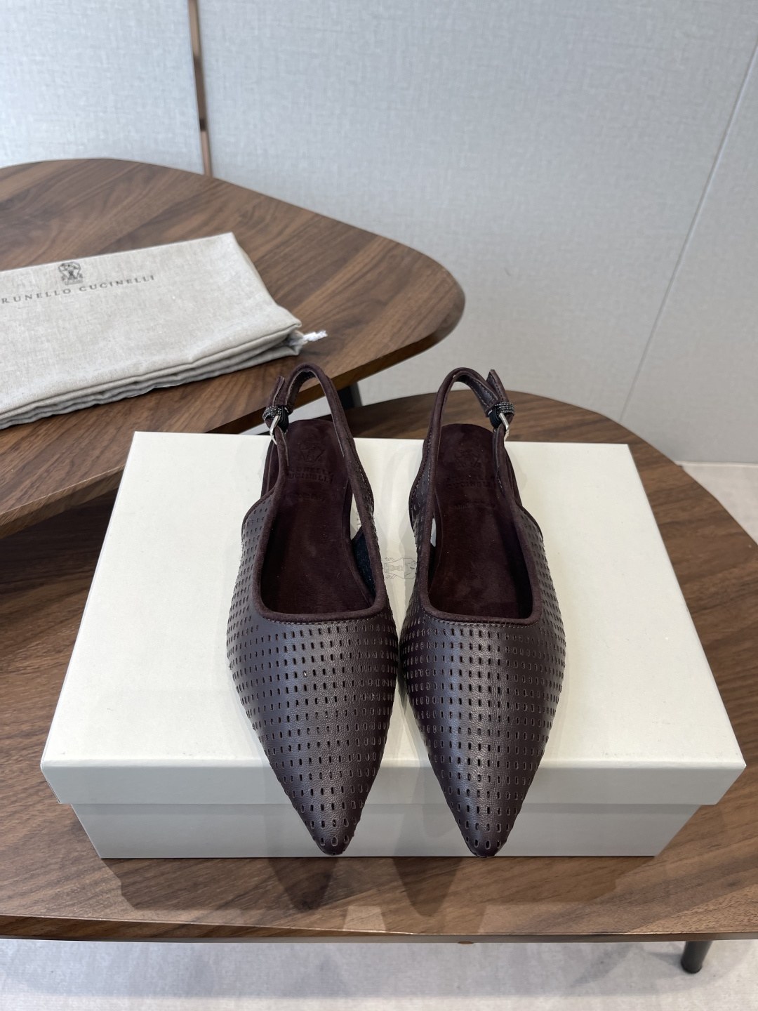 NO:815018,BRUNELLO CUCINELLI's new grass woven BC flat sandals bc are very tasteful!  It also looks great worn with a pair of socks, and looks great worn with jeans!  As one of women's favorite brands, every model they sell is truly addictive. It is an indispensable item for girls' shoe cabinets. BC is a well-known Italian brand with minimalist style and purely handmade bead chain accessories!  Retro and high-end!  Simple and elegant, it is a very attractive style!  The king of advanced jokers, completely irresistible!  The feet feel very good and comfortable!  It looks ordinary, but looks slim and handsome!  Not limited to any occasion, daily work, fashionable and capable!  Whether paired with skirts or trousers, it’s very versatile!  Super eye-catching!  Upper raffia/sheepskin, sheepskin insole, injection molded leather outsole size 35-41 (40 41 customized, non-returnable), sandals, brunello cucinelli, sandals, espadrilles, skirts, jeans, sheepskin, Leather soles, socks19860909BRUNELLO CUCINELLI新款草编织BC平底凉鞋 bc很有品味！配上一双袜子穿也很不错,搭配牛仔裤穿也好看！ 作为女性最爱的品牌之一,真的出的每一款都让人爱不释手,女生鞋柜必不可少的单品 BC是意大利知名品牌,极简主义风格,纯手工串联珠链配饰！复古又高级！简约又大气,属于非常耐看的款式！ 高级百搭之王,完全没有抵抗力！脚感很好很舒服！看起来平平无奇,穿起来又瘦又帅！ 不局限任何场合,日常工作、时尚又干练！不管搭配 裙装、裤装、都非常百搭！超级耐看！ 鞋面拉菲草／羊皮 ,羊皮鞋垫,注塑真皮大底 size35-41(40 41订做不退换),凉鞋,brunello cucinelli,sandals,espadrilles,skirts,jeans,sheepskin,Leather soles,socks,Women's Shoes