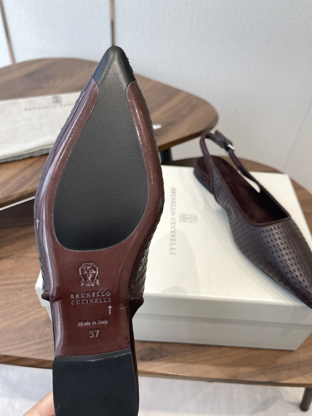 BRUNELLO CUCINELLI新款草编织BC平底凉鞋bc很有品味！配上一双袜子穿也很不错，搭配牛仔