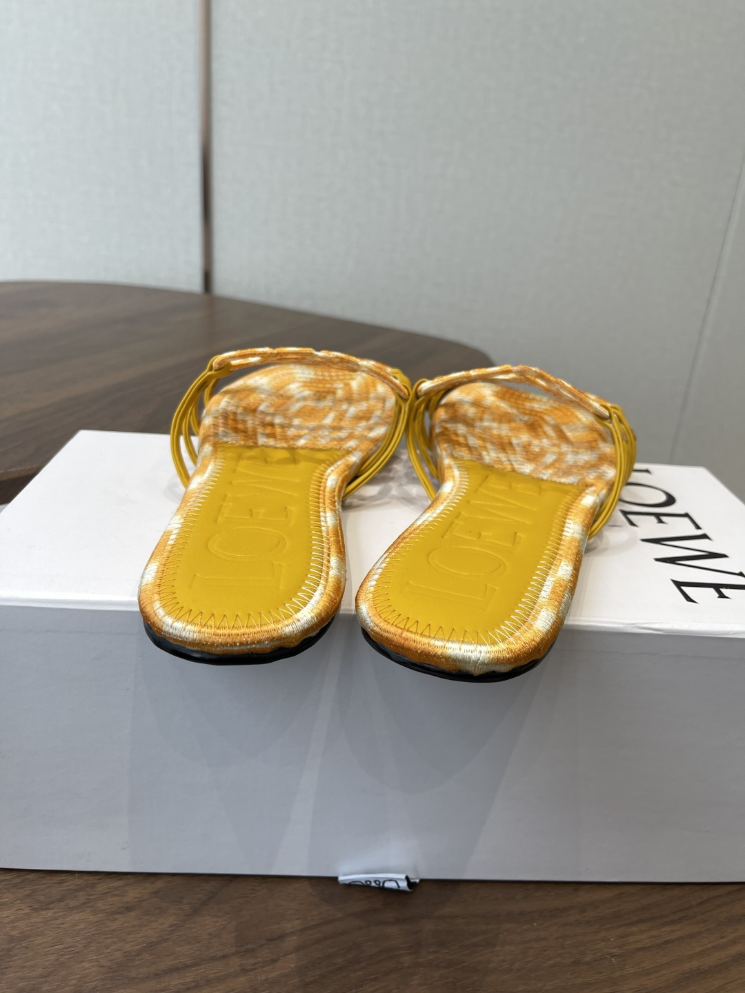 LOEWE 罗意威 26ss 春夏新品 拖鞋 疯狂种草简约设计感觉更干净优雅 方圆头电锈拖鞋让你念念不忘