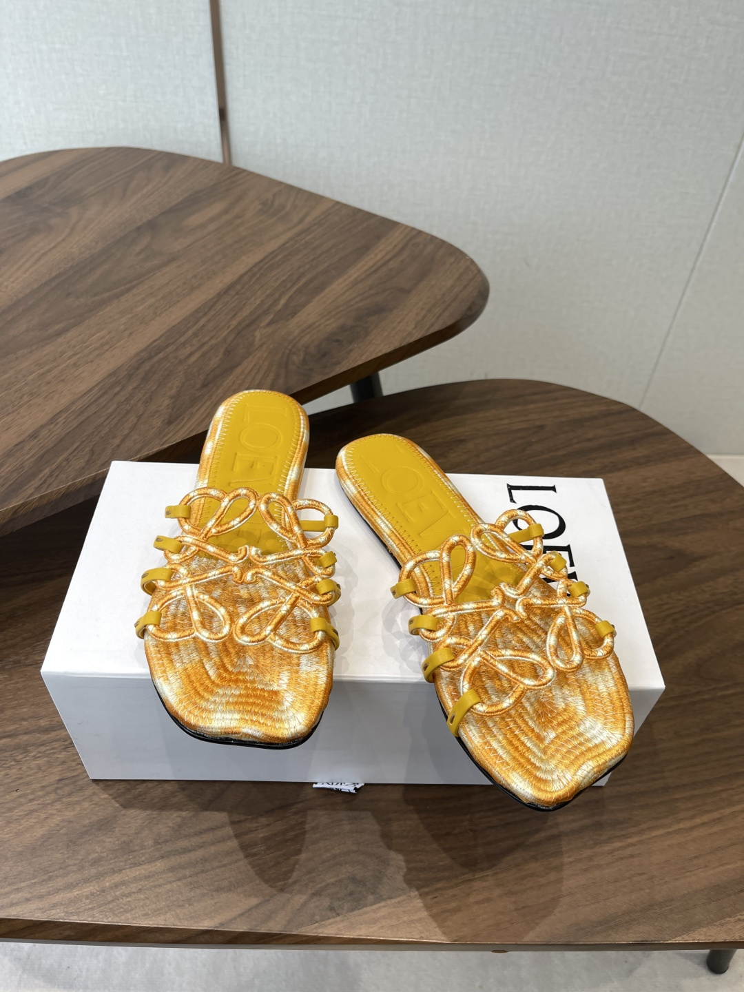 LOEWE 罗意威 26ss 春夏新品 拖鞋 疯狂种草简约设计感觉更干净优雅 方圆头电锈拖鞋让你念念不忘
