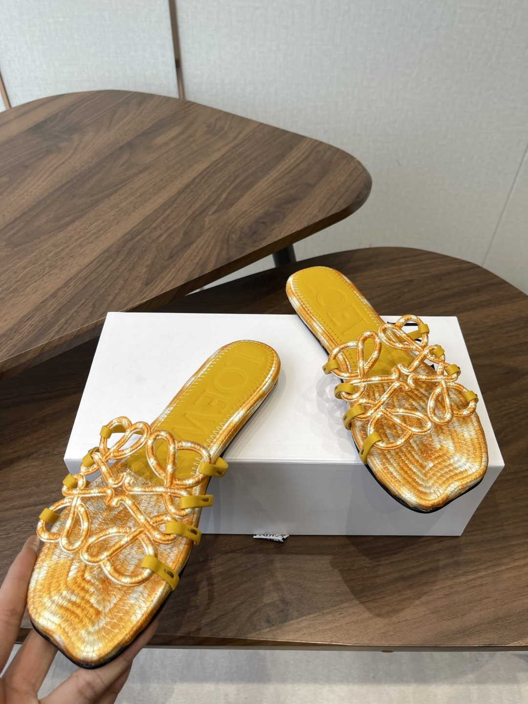 LOEWE 罗意威 26ss 春夏新品 拖鞋 疯狂种草简约设计感觉更干净优雅 方圆头电锈拖鞋让你念念不忘