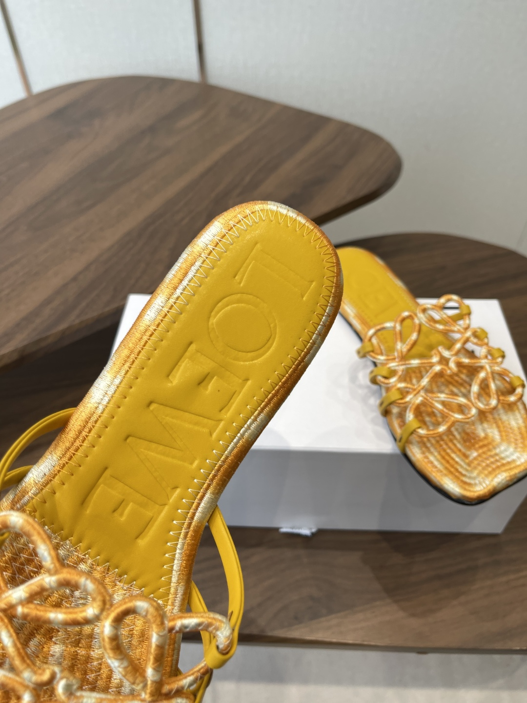 LOEWE 罗意威 26ss 春夏新品 拖鞋 疯狂种草简约设计感觉更干净优雅 方圆头电锈拖鞋让你念念不忘