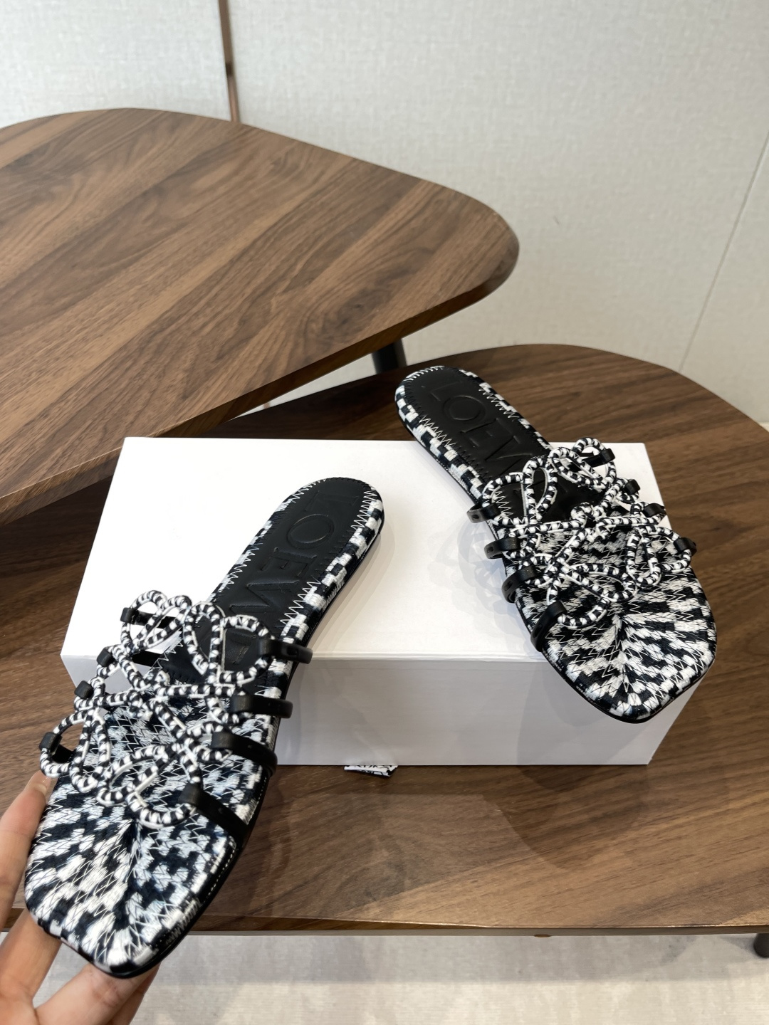 LOEWE 罗意威 26ss 春夏新品 拖鞋 疯狂种草简约设计感觉更干净优雅 方圆头电锈拖鞋让你念念不忘