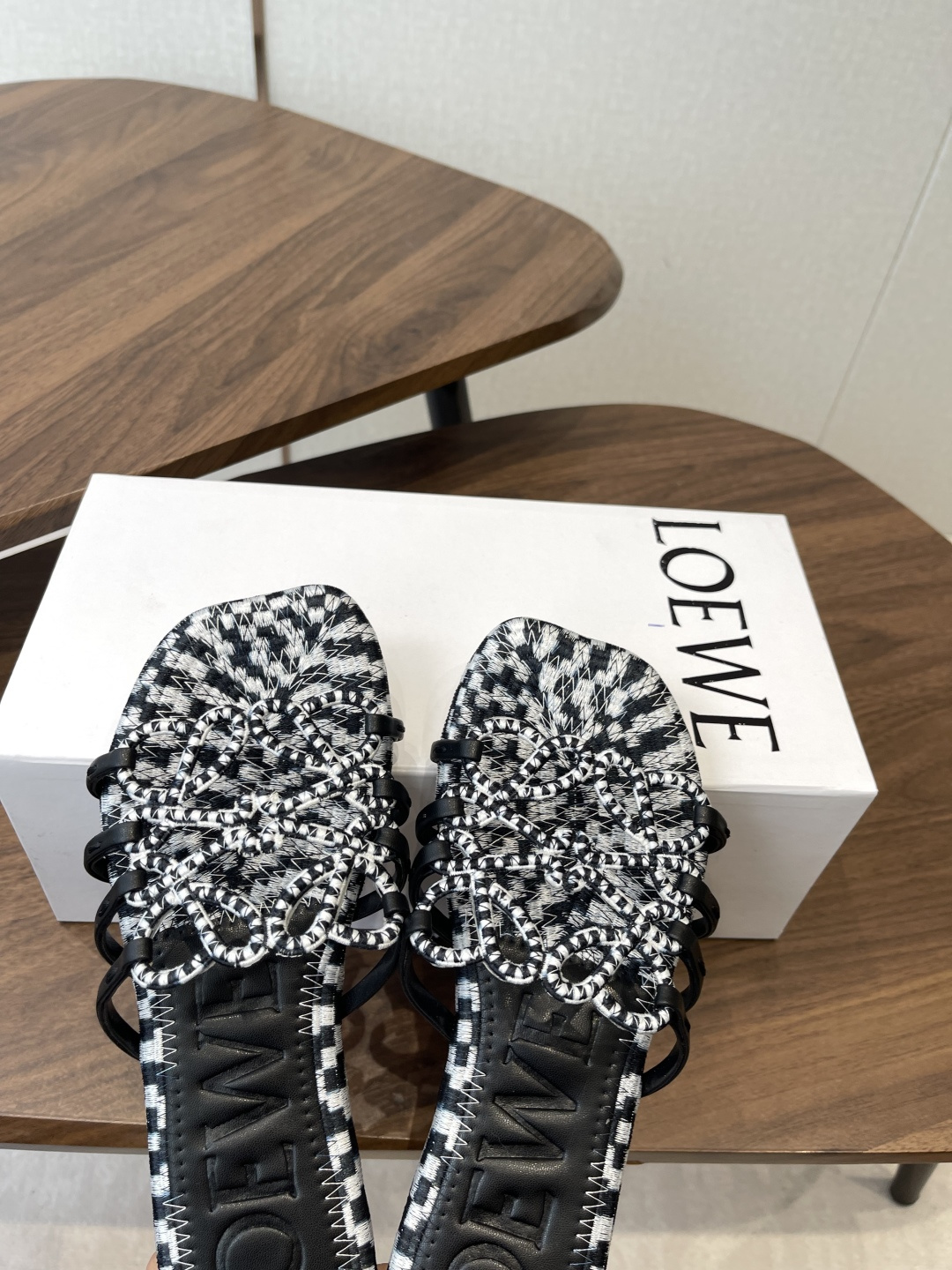 LOEWE 罗意威 26ss 春夏新品 拖鞋 疯狂种草简约设计感觉更干净优雅 方圆头电锈拖鞋让你念念不忘
