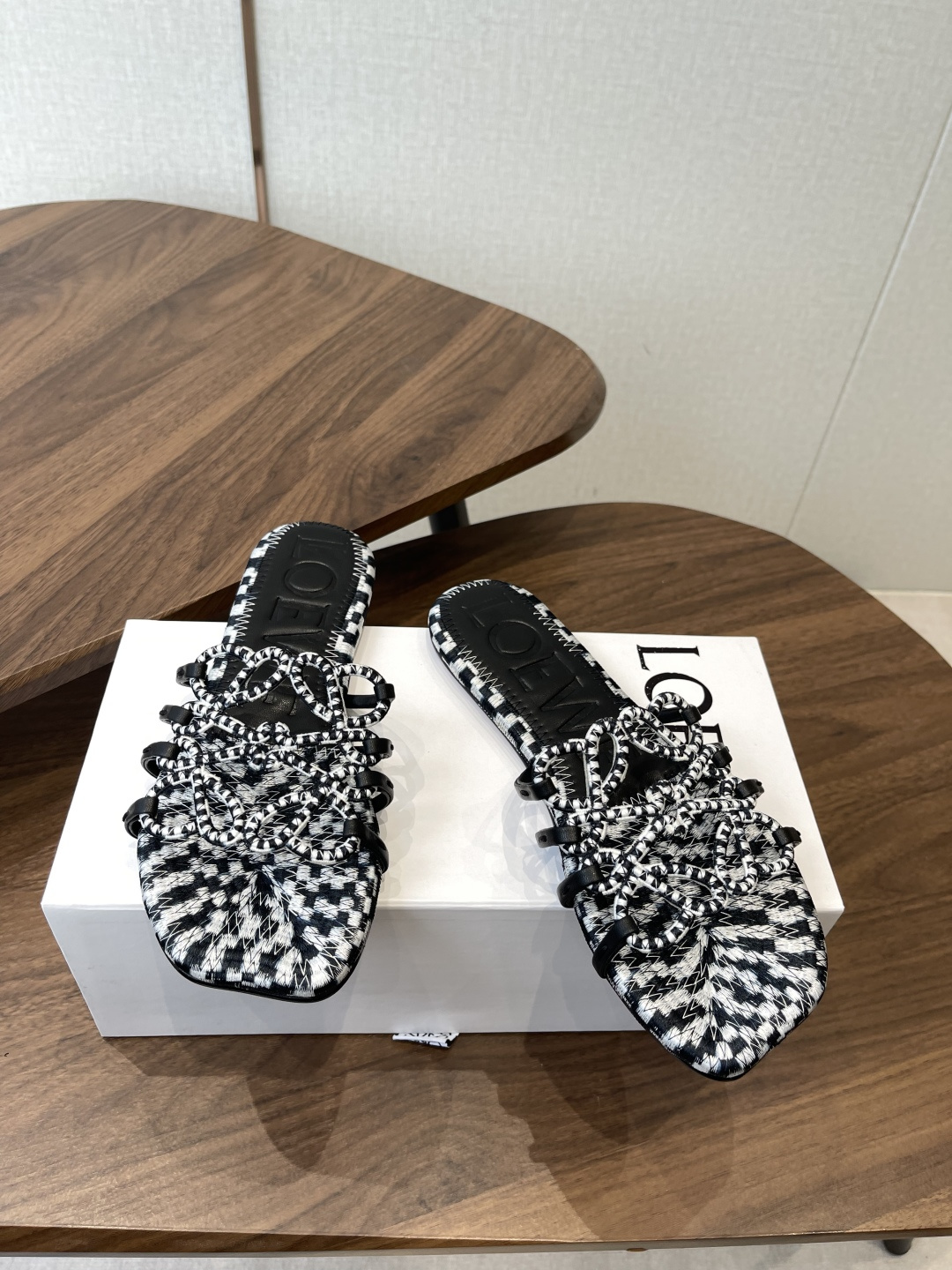 LOEWE 罗意威 26ss 春夏新品 拖鞋 疯狂种草简约设计感觉更干净优雅 方圆头电锈拖鞋让你念念不忘