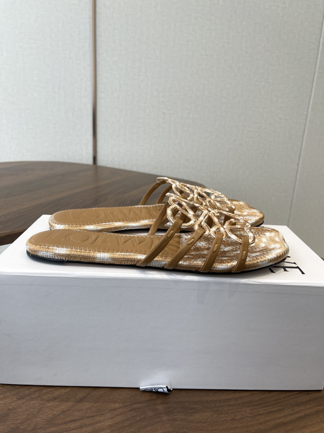 LOEWE 罗意威 26ss 春夏新品 拖鞋 疯狂种草简约设计感觉更干净优雅 方圆头电锈拖鞋让你念念不忘