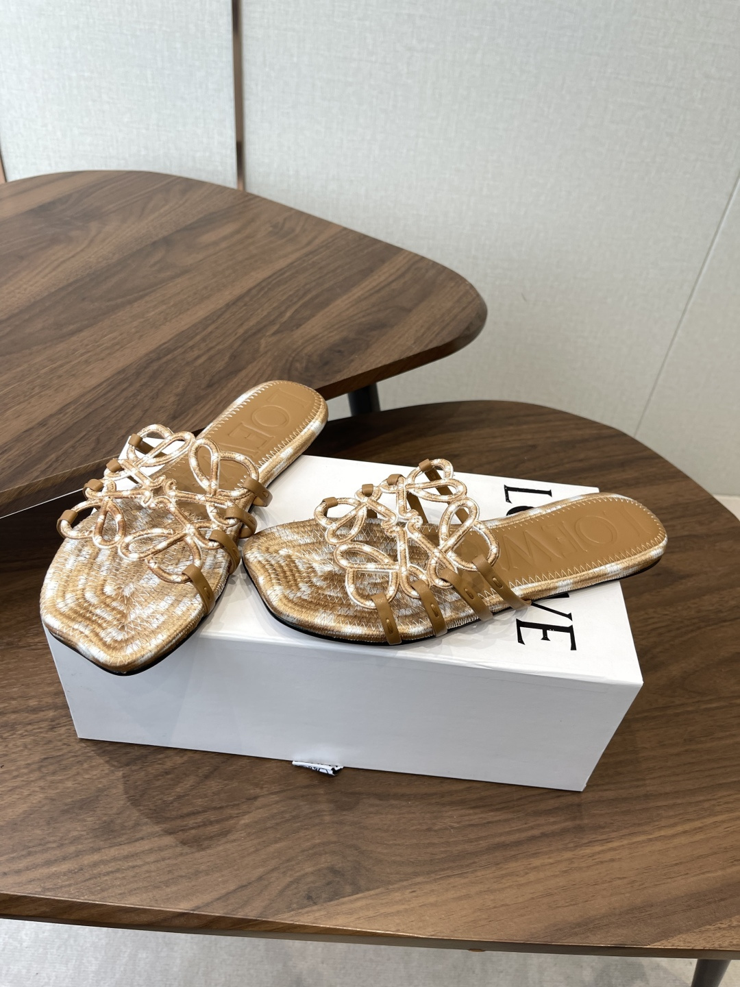 LOEWE 罗意威 26ss 春夏新品 拖鞋 疯狂种草简约设计感觉更干净优雅 方圆头电锈拖鞋让你念念不忘