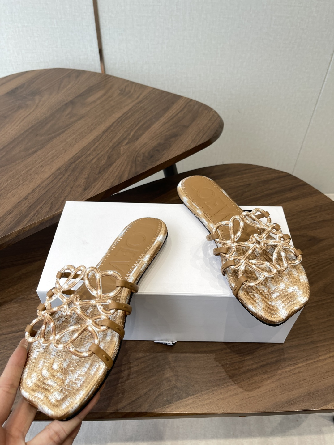 LOEWE 罗意威 26ss 春夏新品 拖鞋 疯狂种草简约设计感觉更干净优雅 方圆头电锈拖鞋让你念念不忘
