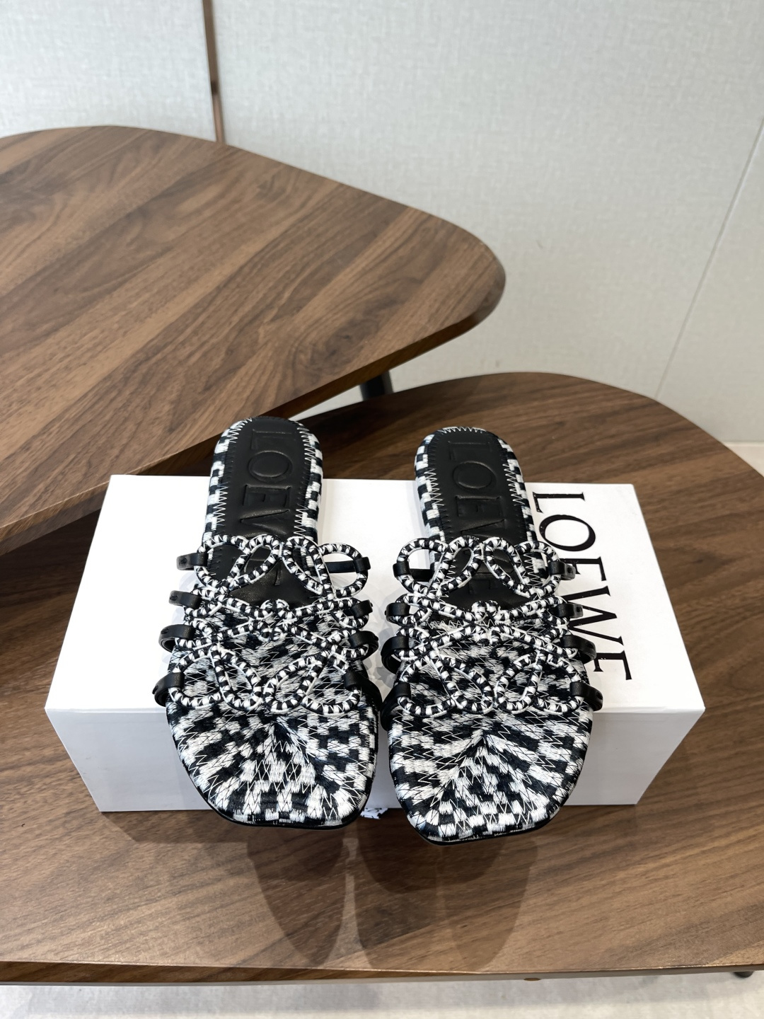 LOEWE 罗意威 26ss 春夏新品 拖鞋 疯狂种草简约设计感觉更干净优雅 方圆头电锈拖鞋让你念念不忘
