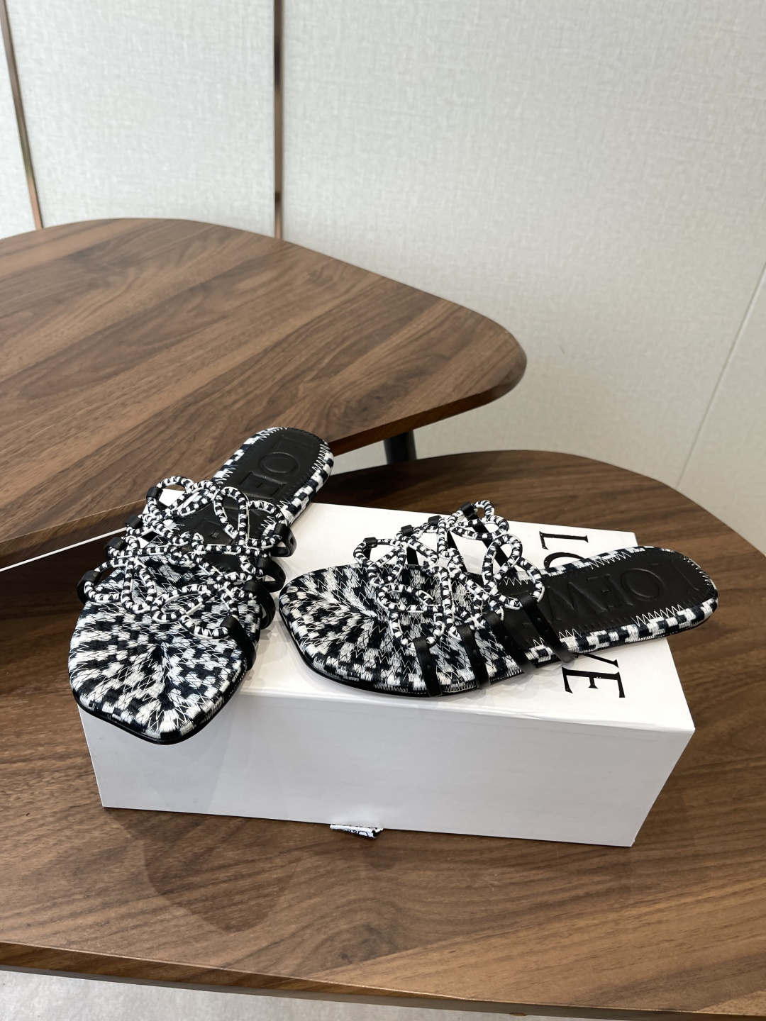 LOEWE 罗意威 26ss 春夏新品 拖鞋 疯狂种草简约设计感觉更干净优雅 方圆头电锈拖鞋让你念念不忘