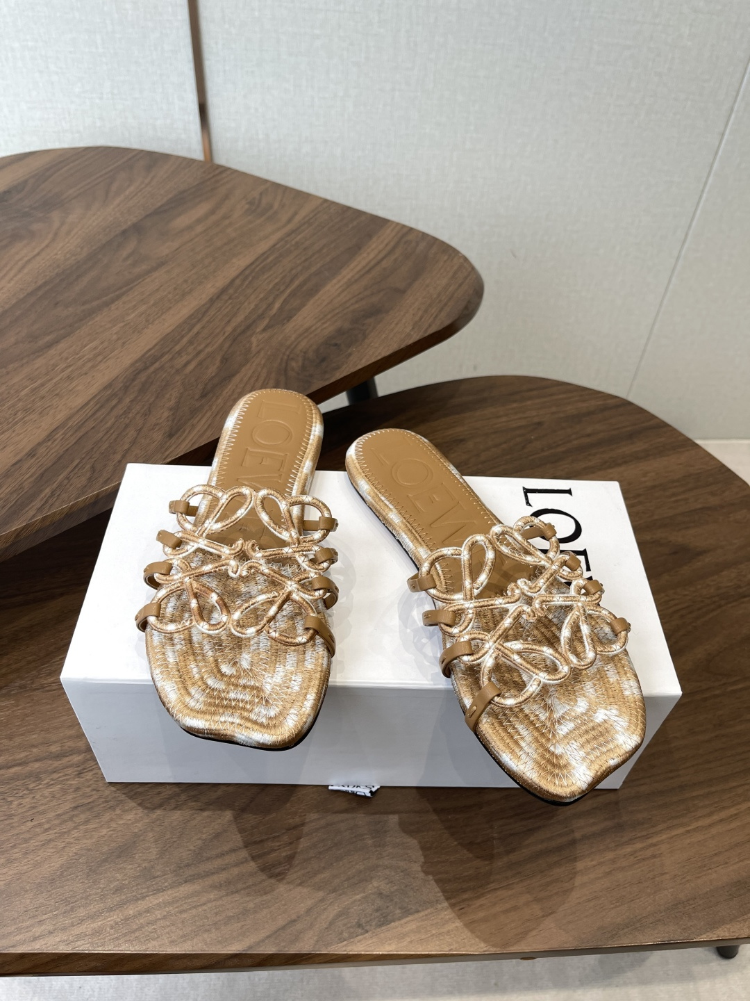 LOEWE 罗意威 26ss 春夏新品 拖鞋 疯狂种草简约设计感觉更干净优雅 方圆头电锈拖鞋让你念念不忘