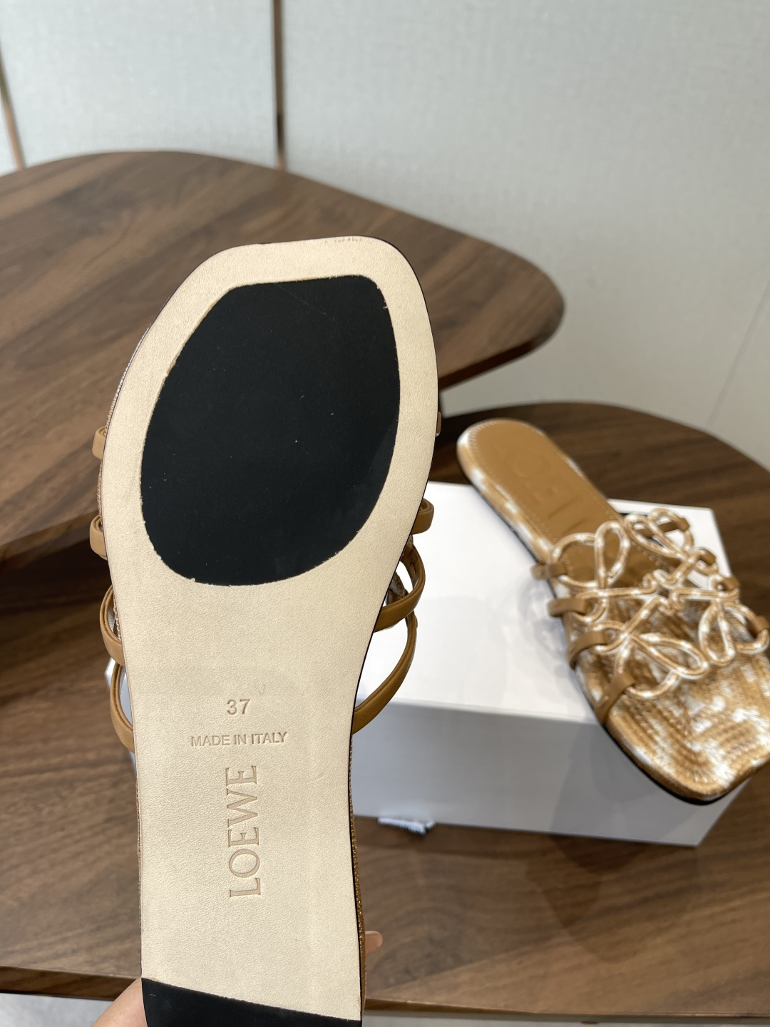 LOEWE 罗意威 26ss 春夏新品 拖鞋 疯狂种草简约设计感觉更干净优雅 方圆头电锈拖鞋让你念念不忘