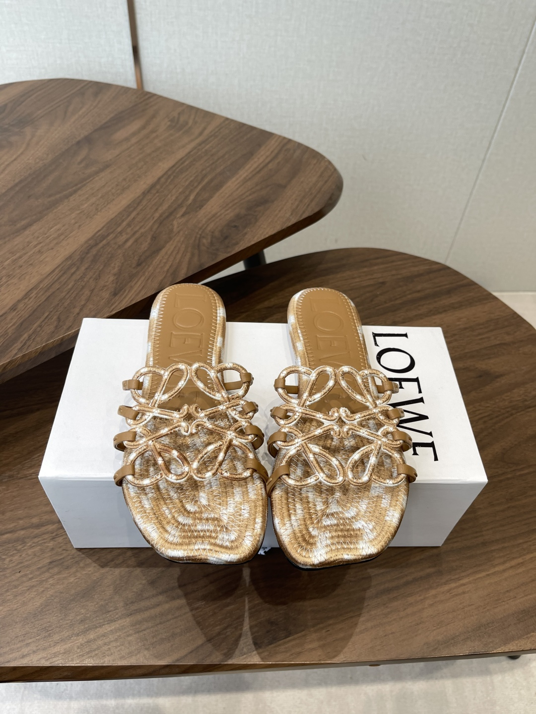 LOEWE 罗意威 26ss 春夏新品 拖鞋 疯狂种草简约设计感觉更干净优雅 方圆头电锈拖鞋让你念念不忘