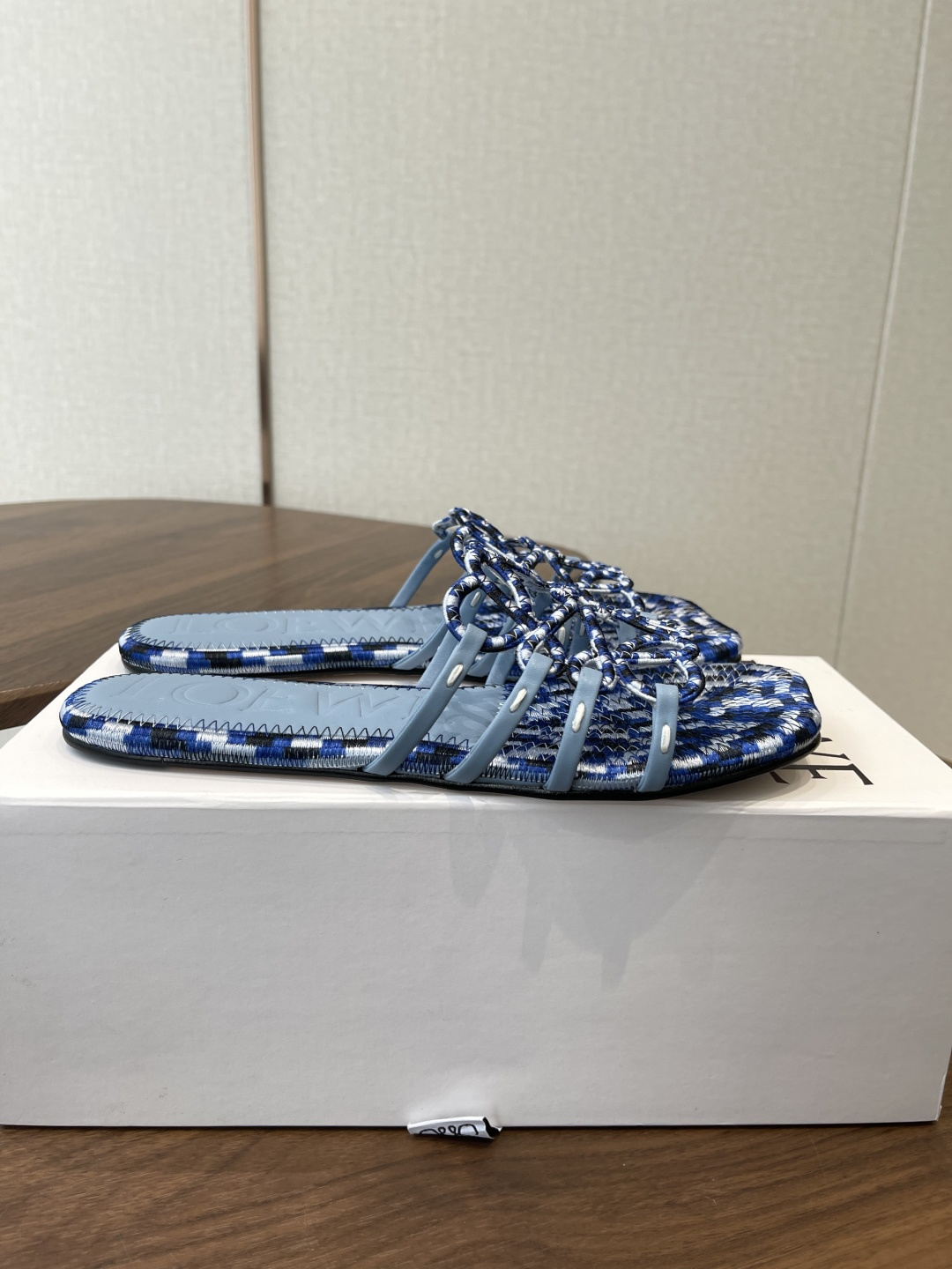 LOEWE 罗意威 26ss 春夏新品 拖鞋 疯狂种草简约设计感觉更干净优雅 方圆头电锈拖鞋让你念念不忘