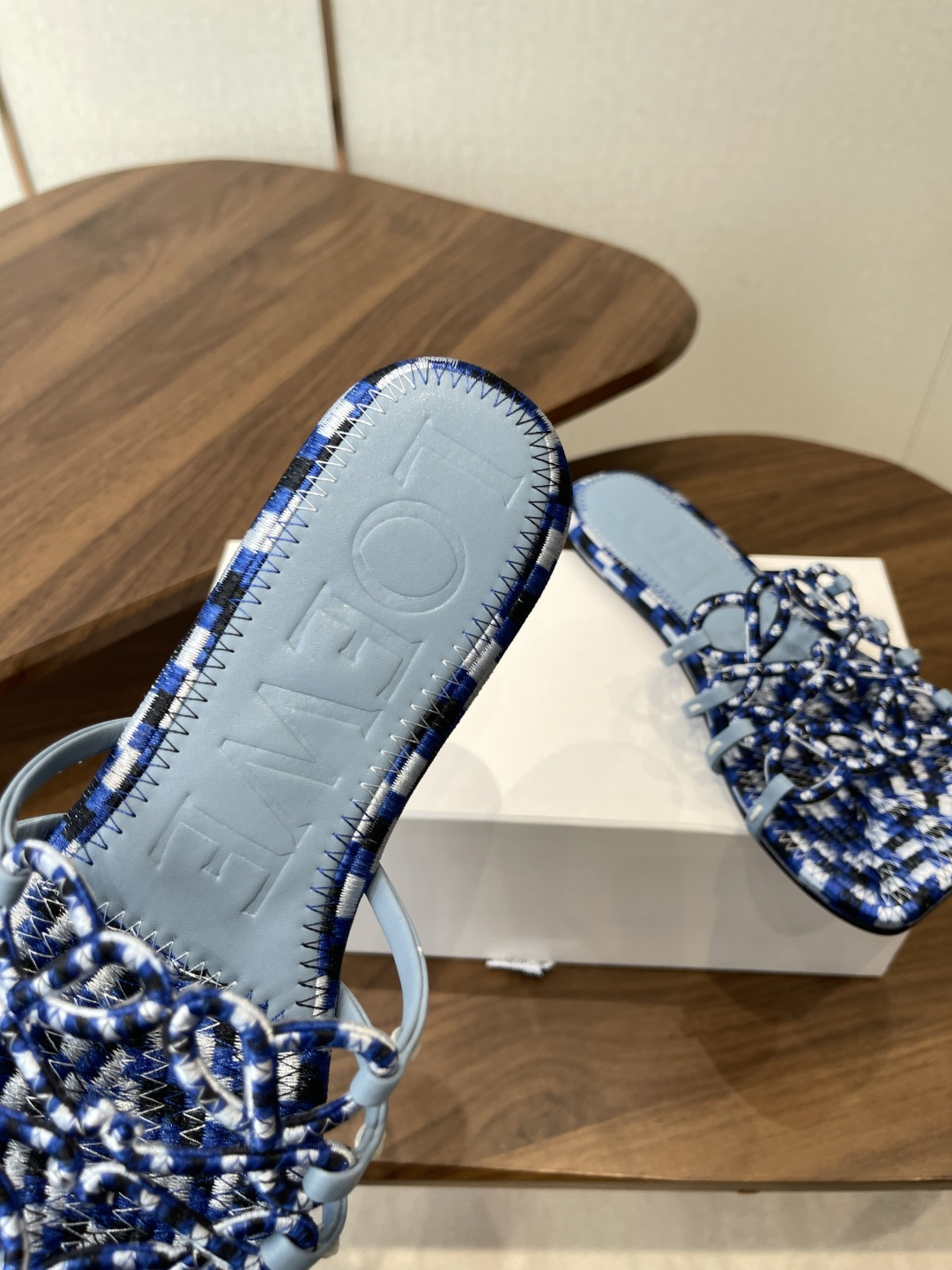 LOEWE 罗意威 26ss 春夏新品 拖鞋 疯狂种草简约设计感觉更干净优雅 方圆头电锈拖鞋让你念念不忘