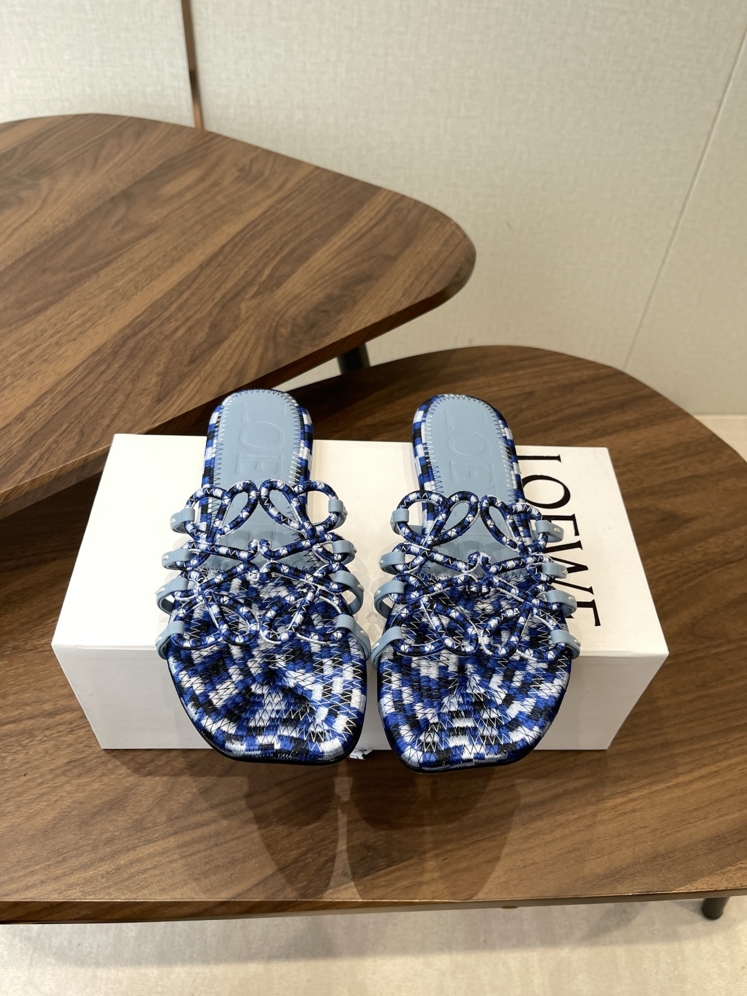 LOEWE 罗意威 26ss 春夏新品 拖鞋 疯狂种草简约设计感觉更干净优雅 方圆头电锈拖鞋让你念念不忘