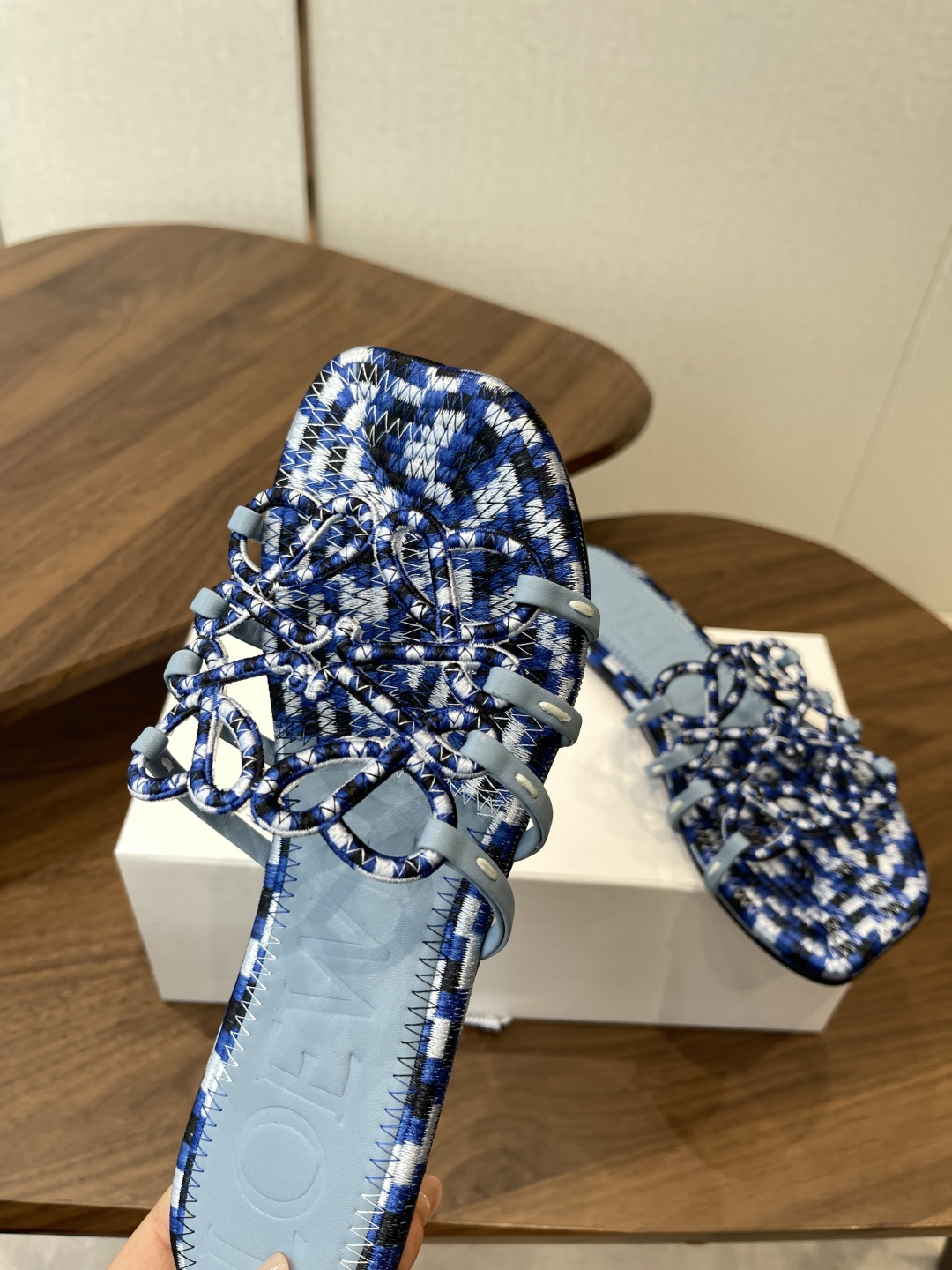 LOEWE 罗意威 26ss 春夏新品 拖鞋 疯狂种草简约设计感觉更干净优雅 方圆头电锈拖鞋让你念念不忘
