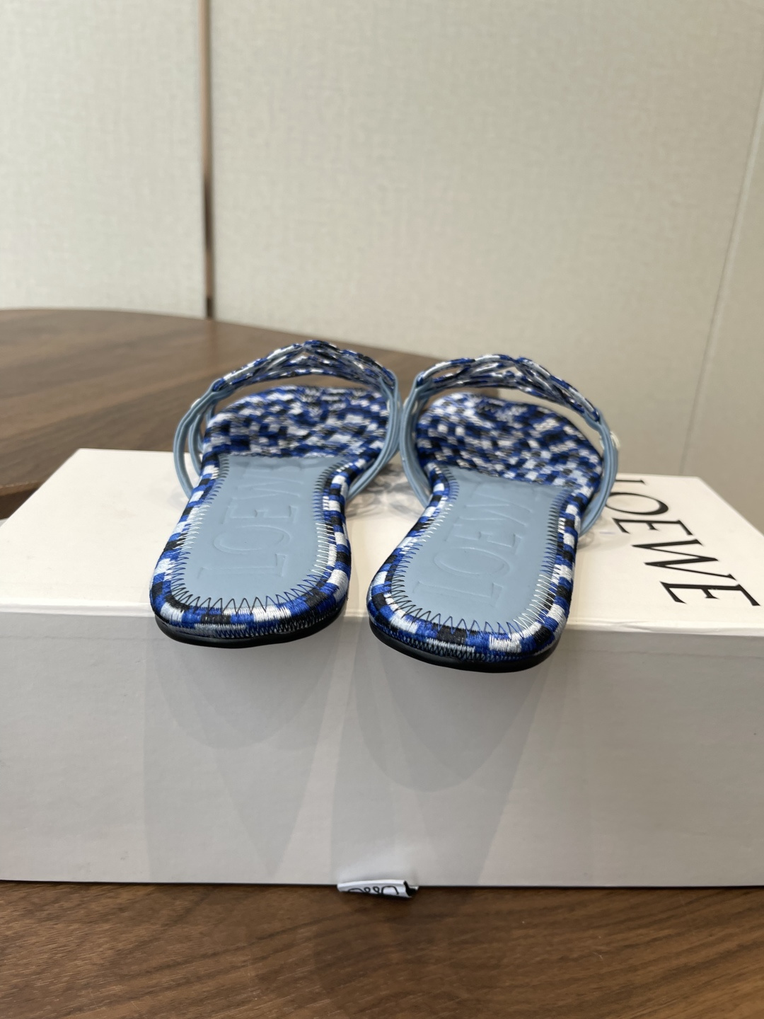 LOEWE 罗意威 26ss 春夏新品 拖鞋 疯狂种草简约设计感觉更干净优雅 方圆头电锈拖鞋让你念念不忘