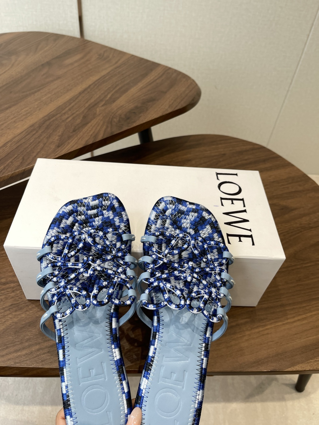 LOEWE 罗意威 26ss 春夏新品 拖鞋 疯狂种草简约设计感觉更干净优雅 方圆头电锈拖鞋让你念念不忘