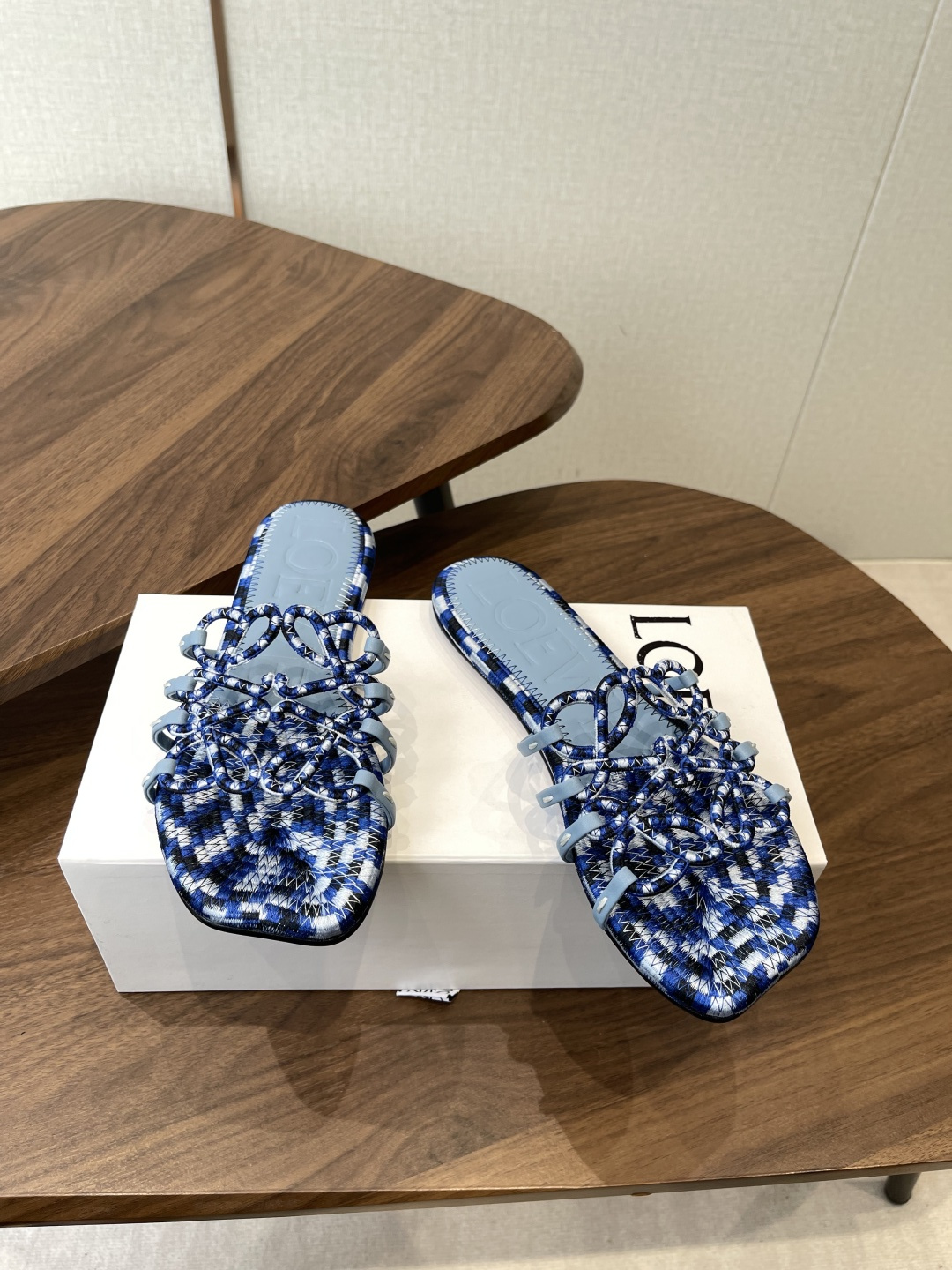 LOEWE 罗意威 26ss 春夏新品 拖鞋 疯狂种草简约设计感觉更干净优雅 方圆头电锈拖鞋让你念念不忘