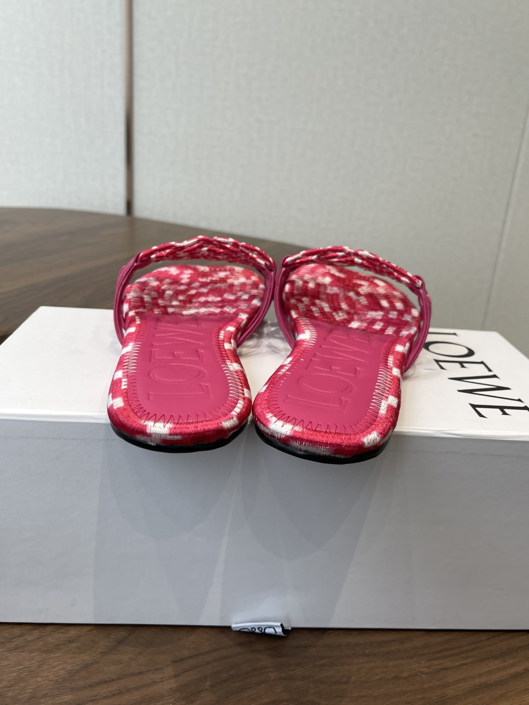 LOEWE 罗意威 26ss 春夏新品 拖鞋 疯狂种草简约设计感觉更干净优雅 方圆头电锈拖鞋让你念念不忘
